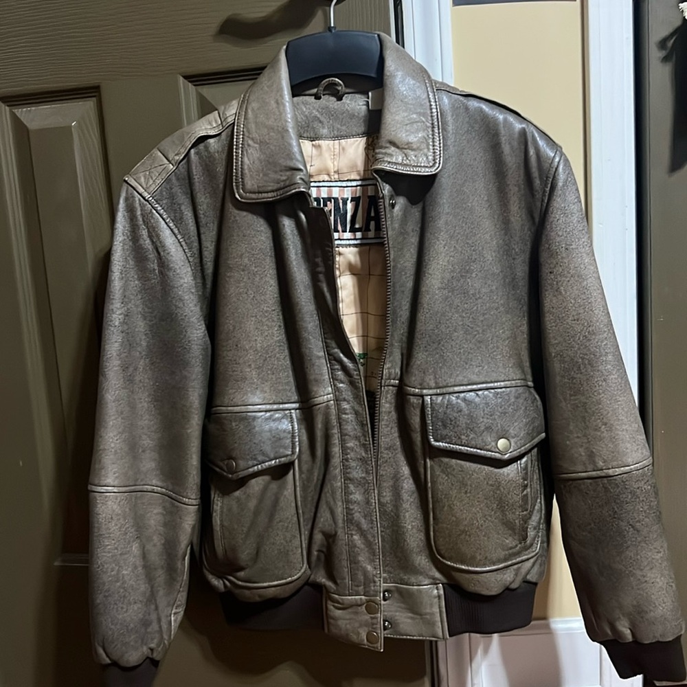 •	Condition: Good used condition. 
	•	Color: Olive/Brown
	•	Size: Small